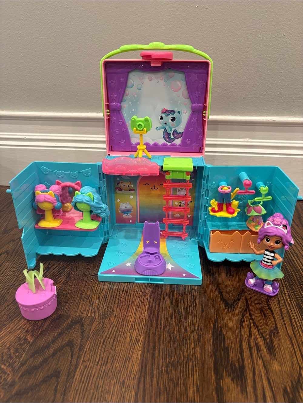 Gabby’s Dollhouse Dress-Up Closet Portable Playset, with Gabby & MerCat figures - Picture 6 of 8